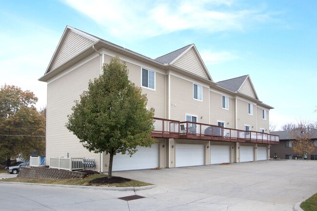 Building Photo - Luxury Iowa City townhouse close to UIHC a...