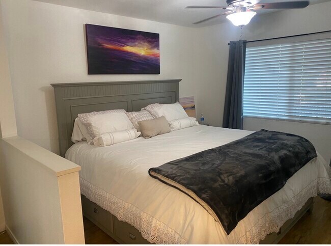 Foto del edificio - 24311 Canyon Lake Dr N