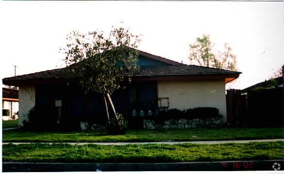 Building Photo - 650 Diamond Ct