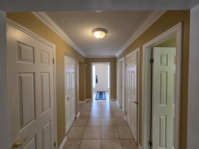 Building Photo - Oakridge!  Beautiful 2 Bed, 3 Bath BUNGALOW * Garage * Finished Bsmt * AVAIL NOW