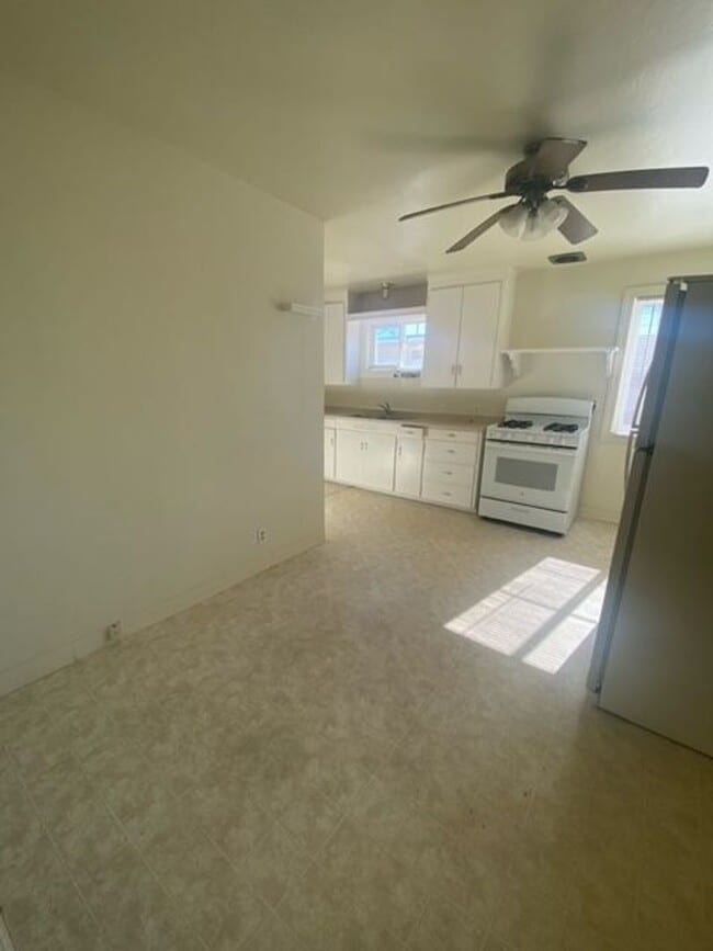 Building Photo - 5233 Wyandotte Ave