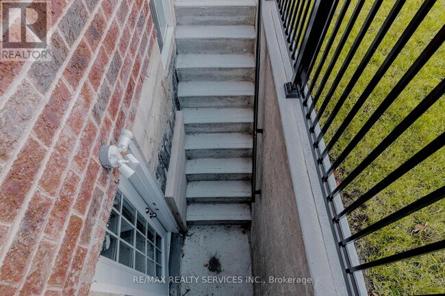 Building Photo - 50 Amboise Crescent