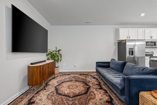 Foto del edificio - Move-In Ready 3-Bed, 2.5-Bath Townhouse Ba...
