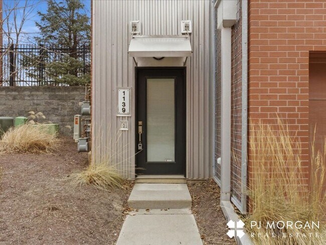 Foto del edificio - 2 Bedroom, 2 Bathroom Townhouse - Available Immediately