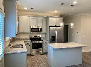 Building Photo - 4 Kemble Cir