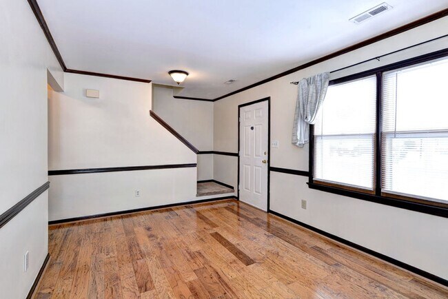 Foto del edificio - Lovely 2-Bedroom, 1.5-Bath End Unit Townho...