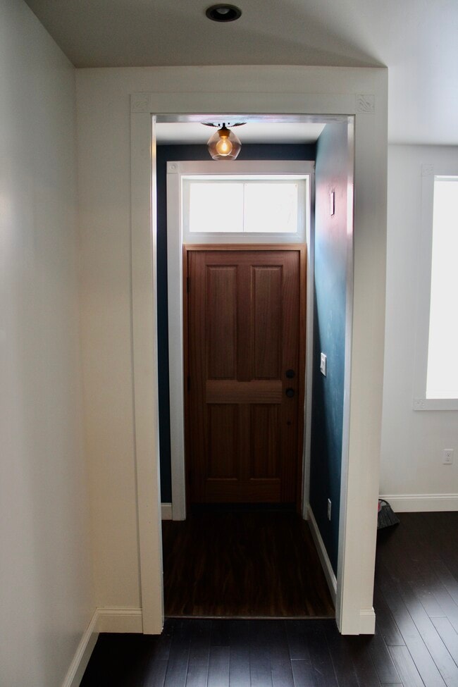Building Photo - 221 Jacksonia St