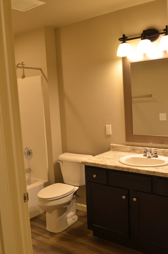 Foto del edificio - 301 Valley Rd