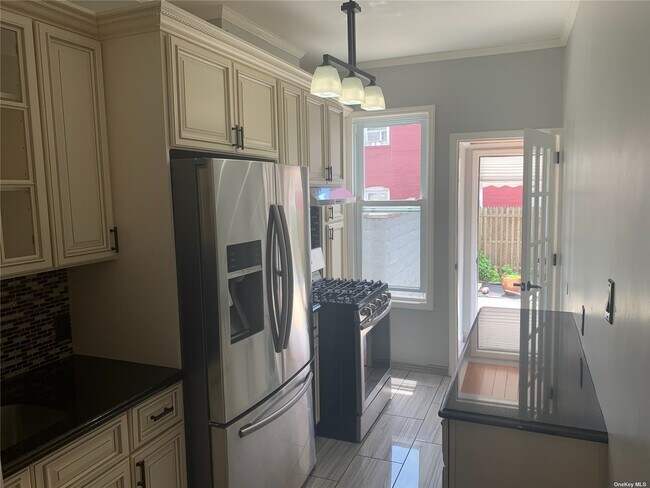 Foto del edificio - 80-88-88 88th Ave