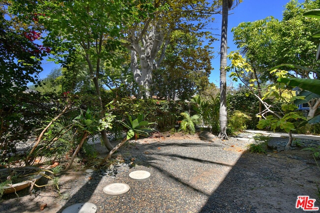 Building Photo - 656 Angelus Pl