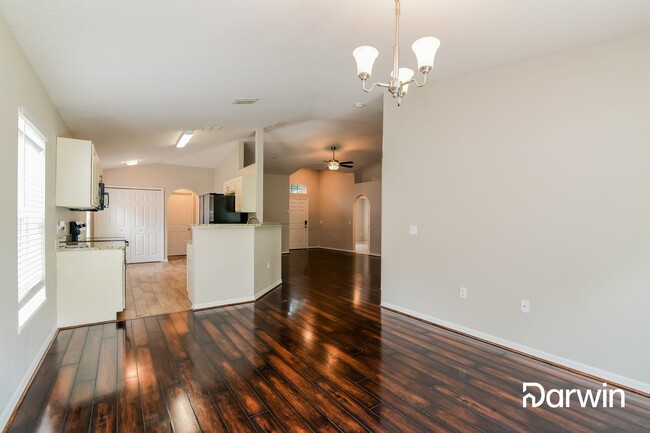 Building Photo - 420 Barlyn Ave
