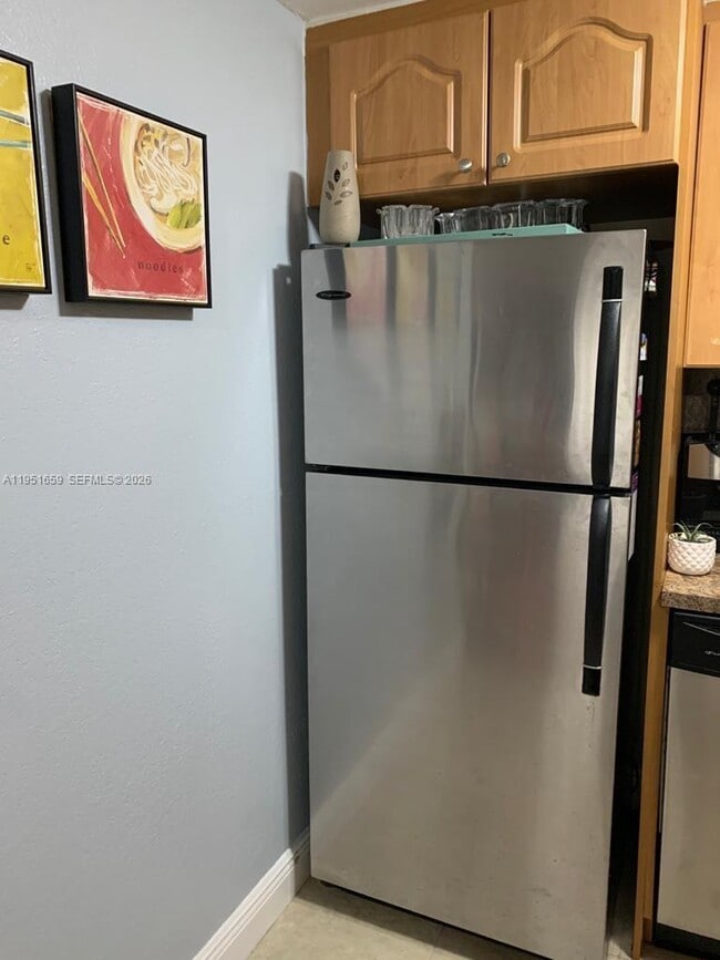 Foto del edificio - 8290 Lake Dr