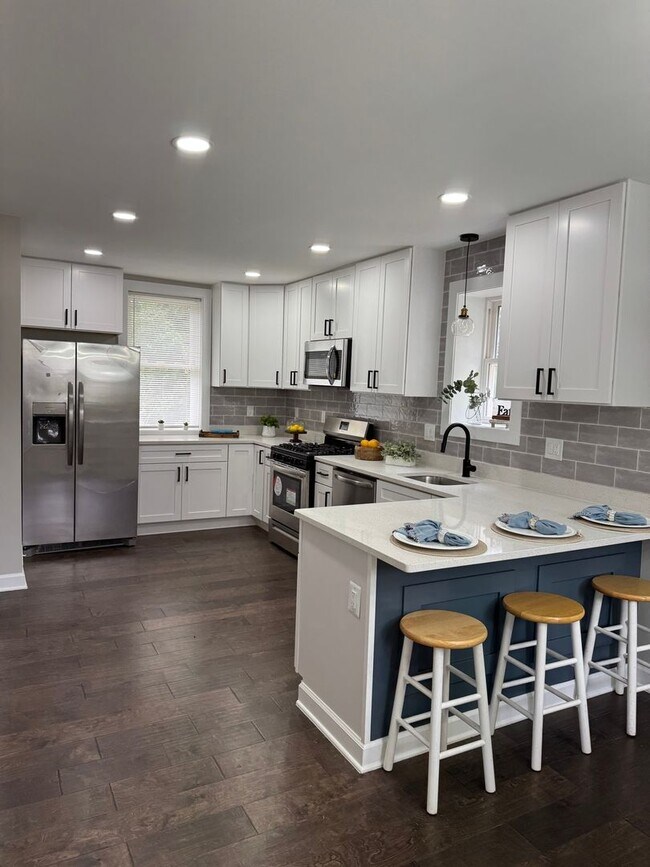 Building Photo - Spacious 4BR House in Baltimore