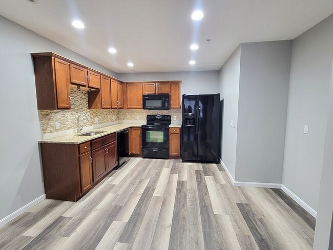 Foto del edificio - 70 Oak St Ext