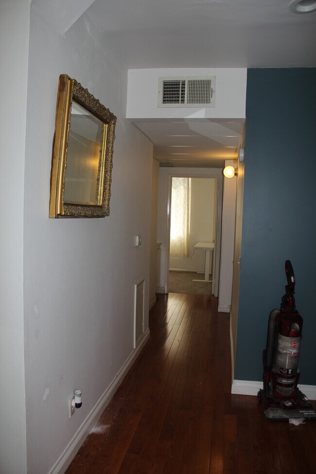 Building Photo - 11150 Glenoaks Blvd