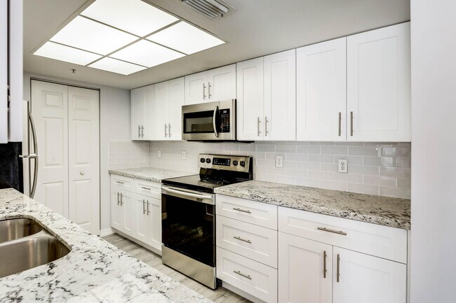 Building Photo - 100 Crestwood Ct N