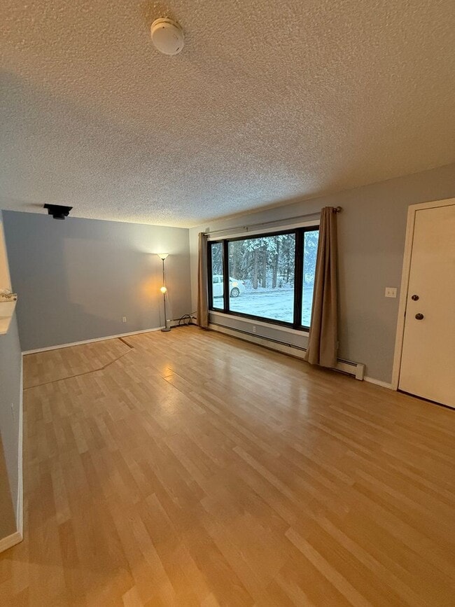 Building Photo - 2 bedroom / 2 car attached garage / North ...