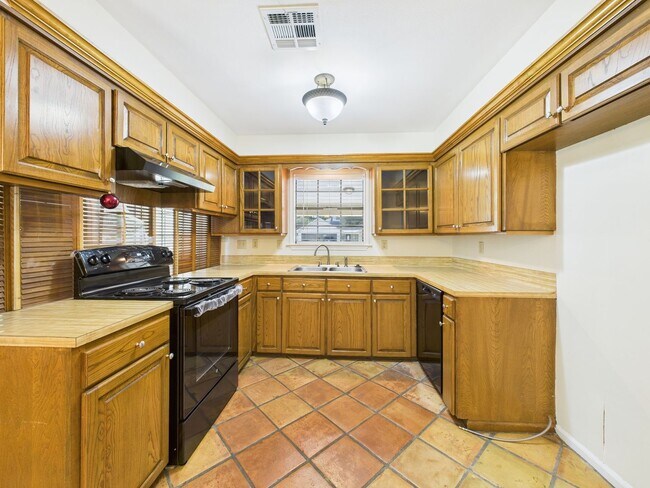 Building Photo - 302 Lark Dr