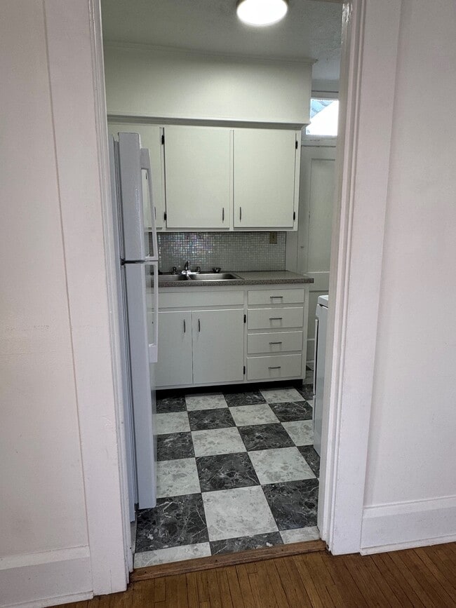 Building Photo - 310 Conant St