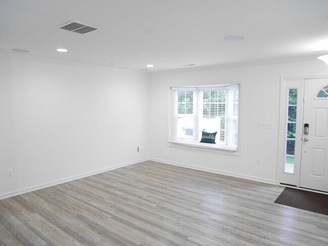 Building Photo - MOVE- IN READY! End-Unit Townhouse: Elders...
