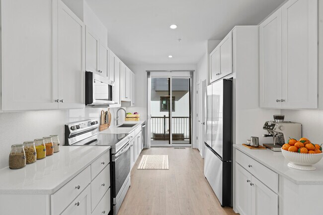 Cocina de alta gama que conduce a la terraza. - 2609 Platt Ct NW