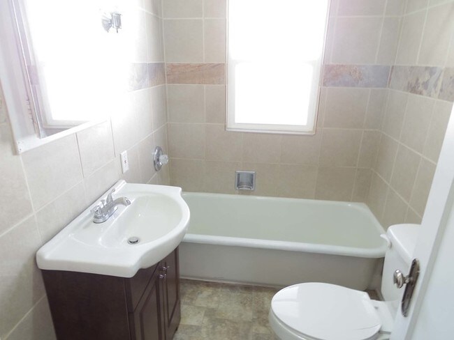 Building Photo - Cute Remodeled Bungalow 2 Bedrooms