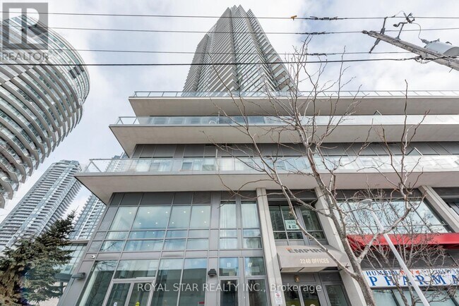 Photo du bâtiment - 2240 Lake Shore Blvd W