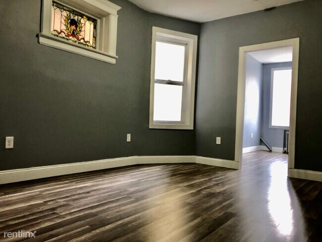 Foto del edificio - 32 Corbin Ave