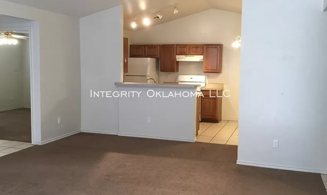 Building Photo - Great 4 bedroom, 2 bath duplex Norman Scho...