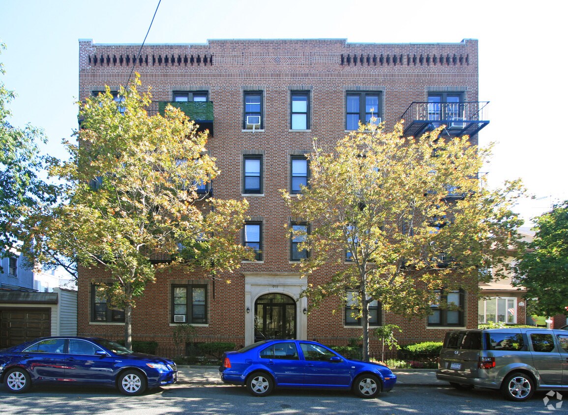 Primary Photo - 911-915 83rd St