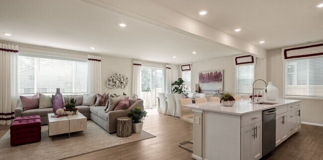 Building Photo - Spacious 5-bedroom, 3.5-bath in Tahoma Rid...