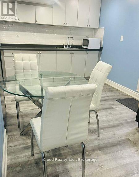 Building Photo - 32 Maple Beach Crescent