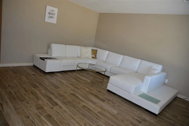 Foto del edificio - 6110 E 7th Ln