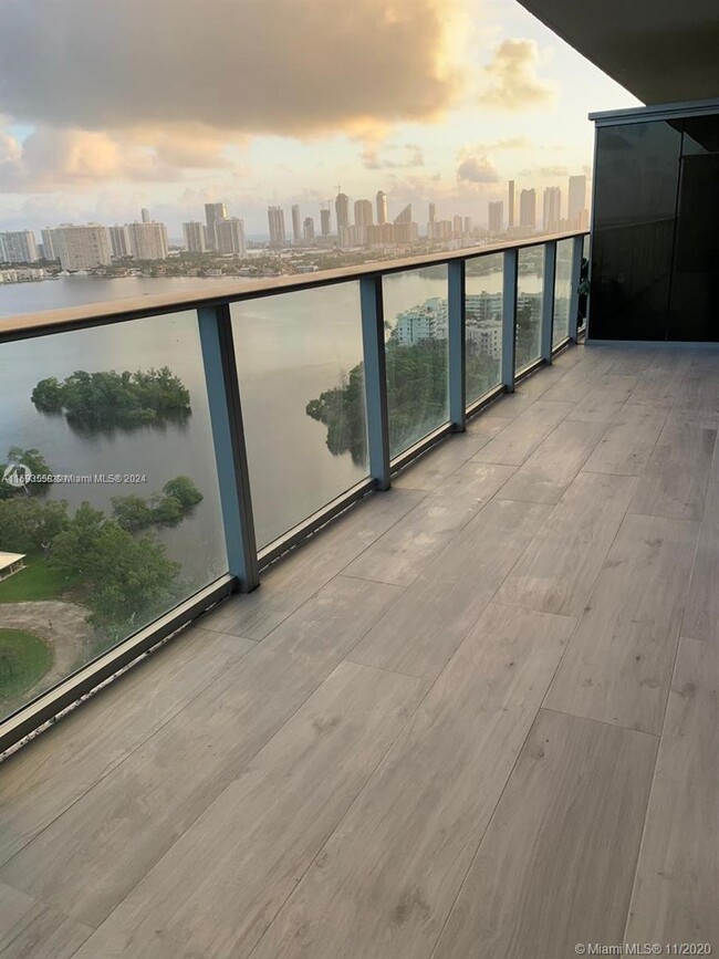 Foto del edificio - 16385 Biscayne Blvd