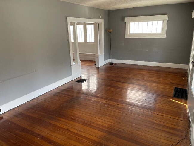 Building Photo - 2BD/1BA Single Family Home