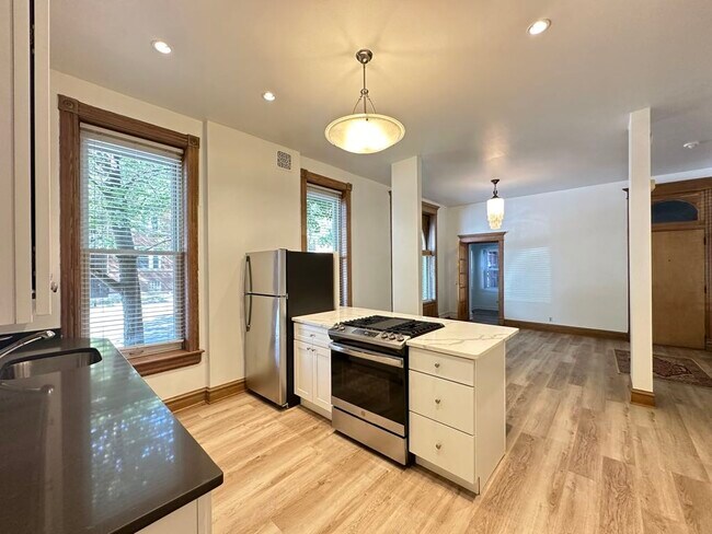 Building Photo - 3532 N Ashland Ave