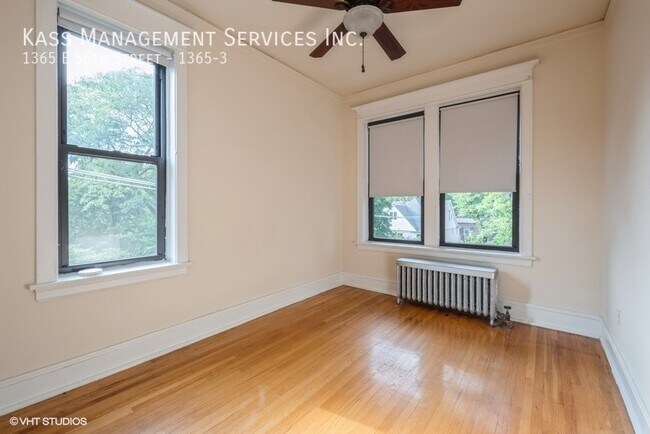 Building Photo - Huge 2br Hyde Park unit w/ heat, gas & wat...
