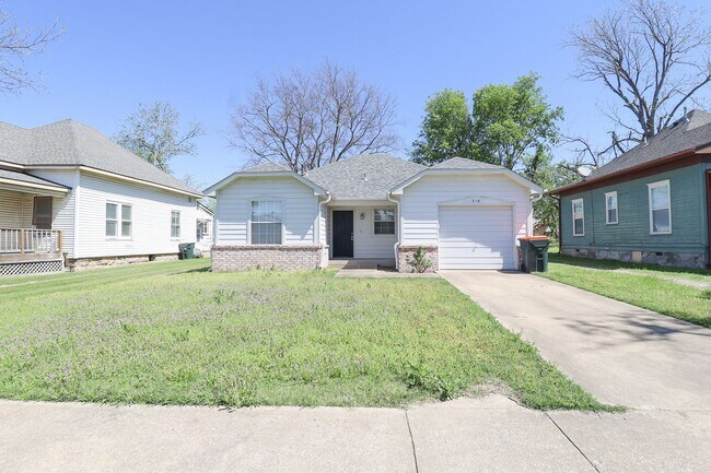 Building Photo - 2 Bed 1 Bath House in Claremore