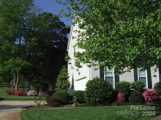Building Photo - 130 Chaucer Ln
