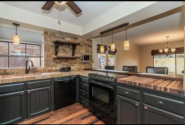 Foto del edificio - 4885 E Butler Ave
