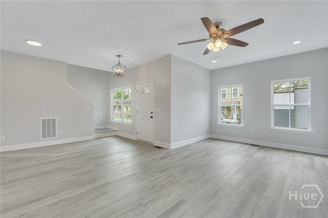 Building Photo - 1112 E Waldburg St
