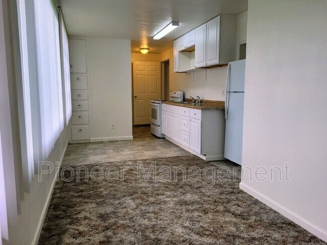 Building Photo - 1063 NE Barager Ave