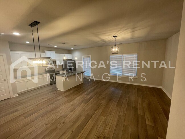 Foto del edificio - Home for Rent in Weaver, AL!!! Available to View Now!!! Sign a 13-month lease by 6/15/2026 and re...