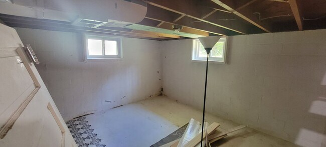 Building Photo - AVAILABLE AUGUST - 2 Bed, 1 Bath With Secl...
