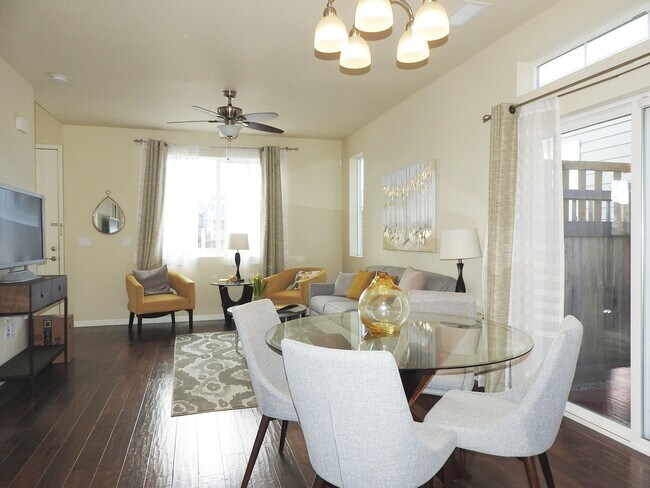 Building Photo - Central Park Town Home for Rent!