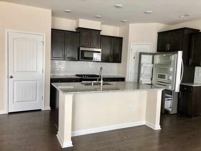 Foto del edificio - 4 Bed, 3 Bath in Desirable Apex