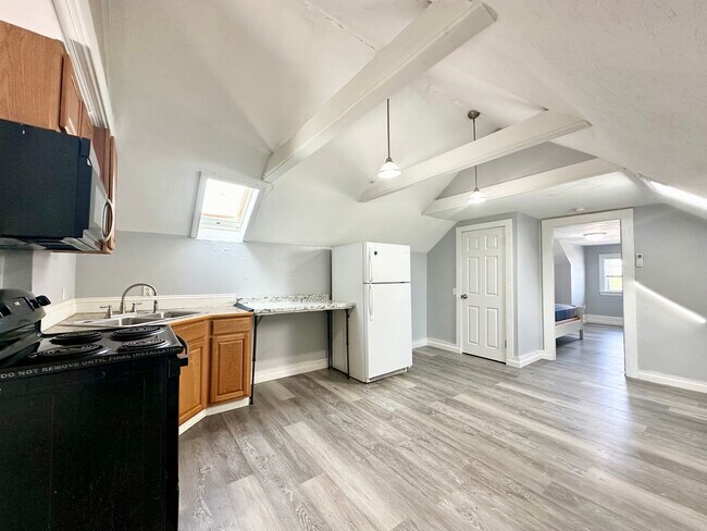 Building Photo - 160 Ferncrest Ave