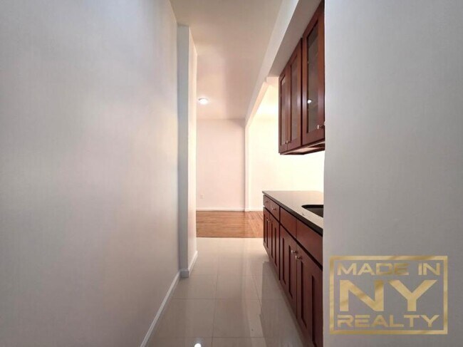 Foto del edificio - 1 bedroom in SUNNYSIDE NY 11104
