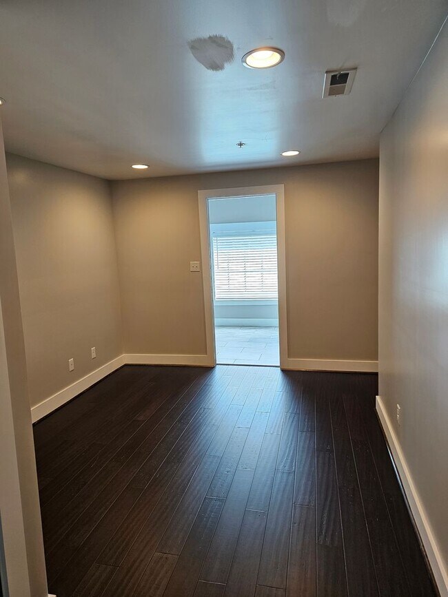 Foto del edificio - 901 N Wood Ave