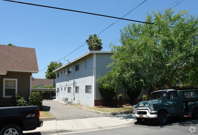 Building Photo - 609 S California Ave